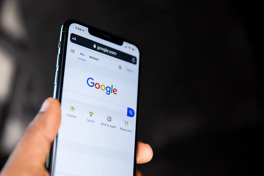 Google-haku auki puhelimessa, mainokset näkyvät hakutulosten kärjessä