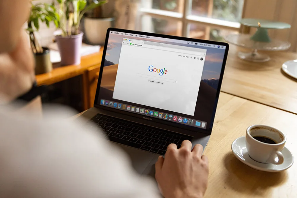 Google-haku avattuna kannettavalla tietokoneella